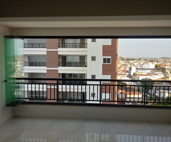 Cortina de vidro com vidros empilhados